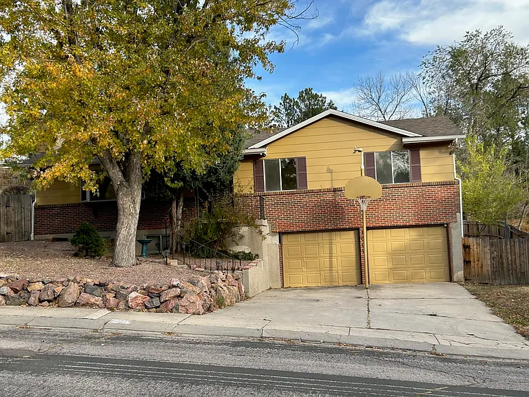 1009 Pioneer Ln — Photo 1