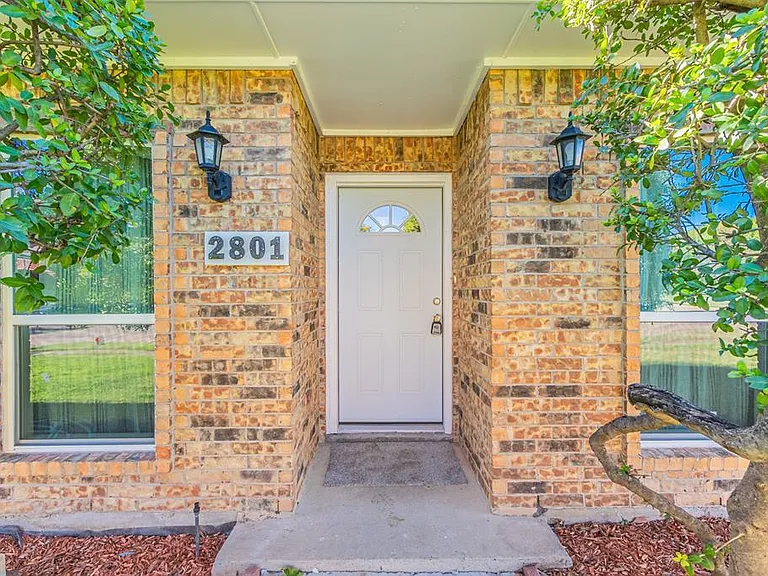 2801 Cambridgeshire Dr — Photo 4