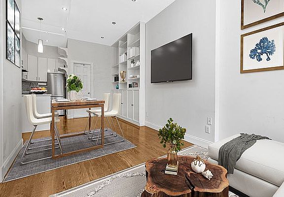 3rd image of 330 W 84th St APT 3R