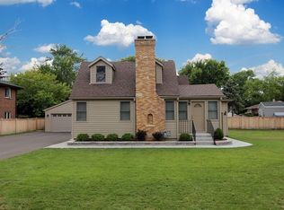 27 S Shore Ln, Lake Zurich, IL 60047