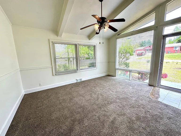 1003 Robinhood Ln — Photo 15