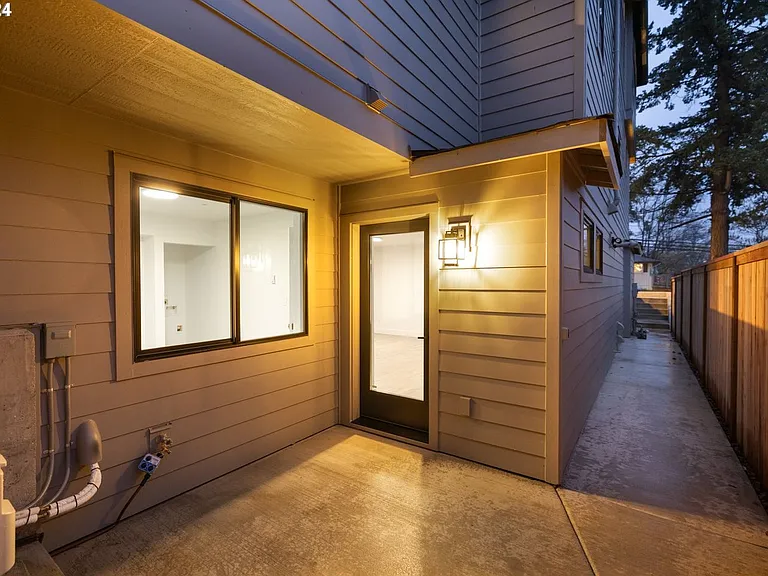 617 SW Lobelia St — Photo 30