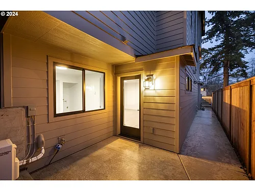 623 SW Lobelia St Photo 1