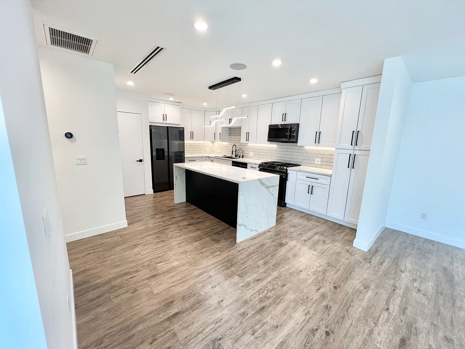 2 bed, 1000 sqft, $3,000 — Photo 4