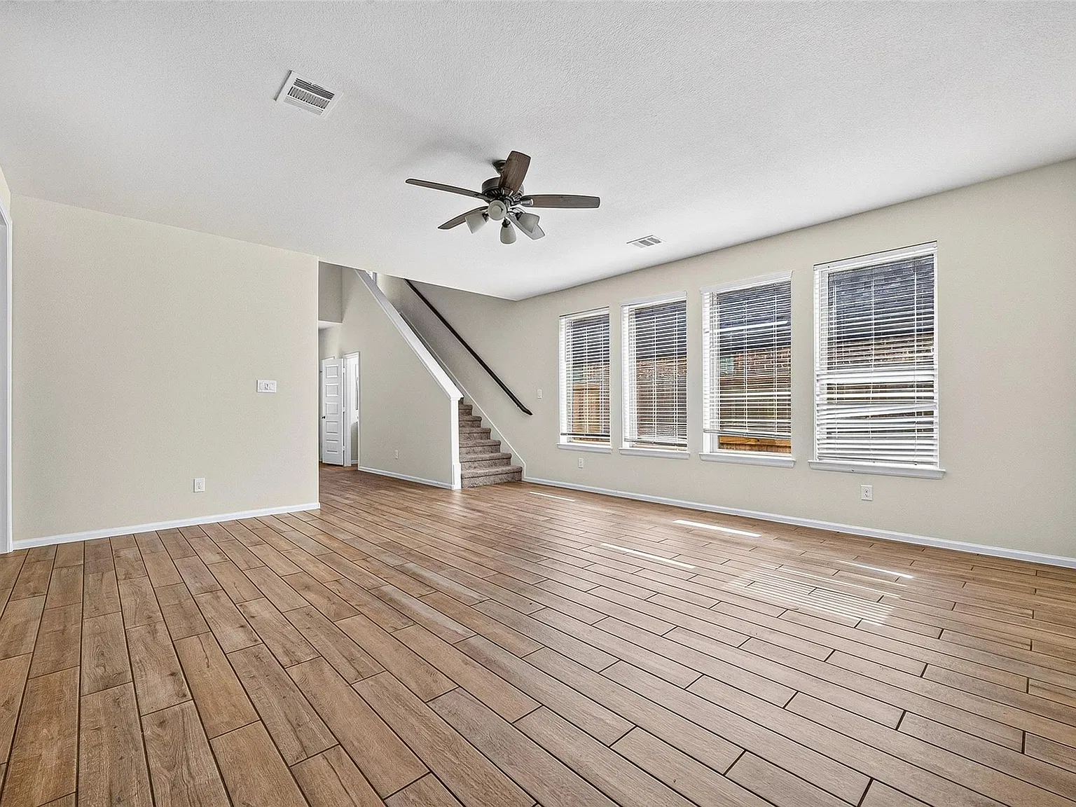 4 bed, 3.5 bath, 2654 sqft, $2,950 — Photo 4