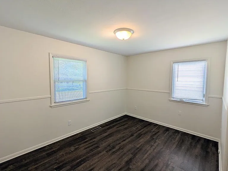 1326 Clarence St — Photo 5