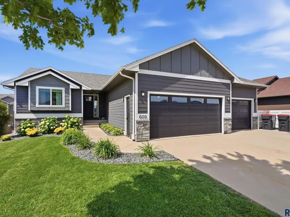 609 Legendary Dr, Harrisburg, SD 57032