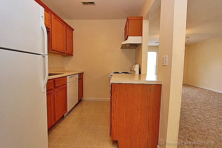 2831 Hemlock Ct — Photo 6