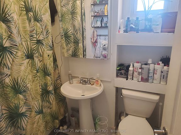 3rd image of 134 Simcoe St S #2
