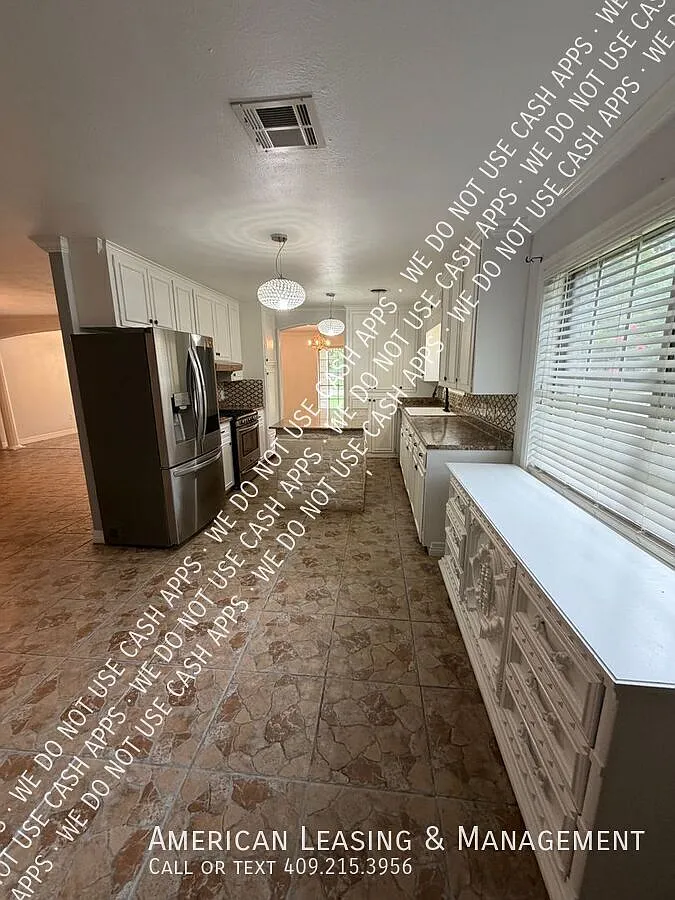 Updated 3 Bedroom Home with Fireplace & Fenced Backyard! — Photo 4