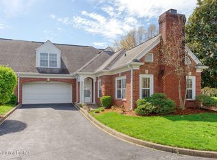 2001 Ashwood Bluff Ct, Louisville, KY 40207