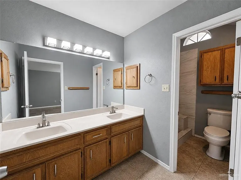2208 Robin Ave W — Photo 14