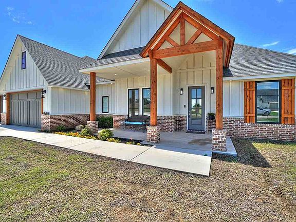 2nd image of 1015 NE Greenview Dr