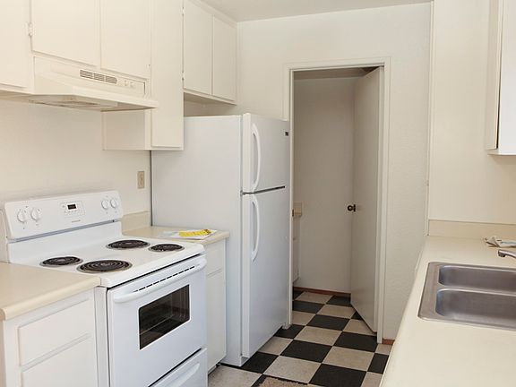 2nd image of 4424 Winona Ave APT 4