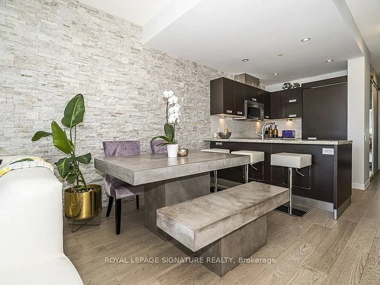 90 Park Lawn Rd #2115 — Photo 3