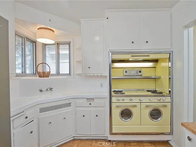 2121 N Screenland Dr — Photo 12