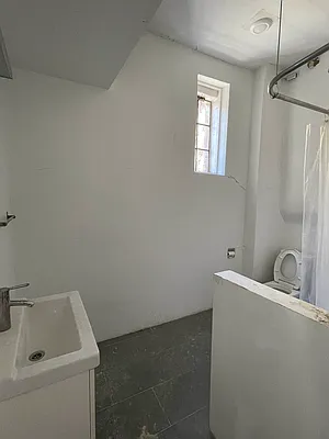 Rented by Safdie Realty Group | media 19