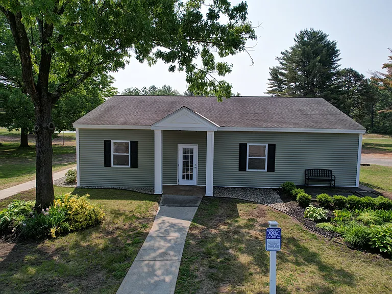 English Village Apartments — Photo 21
