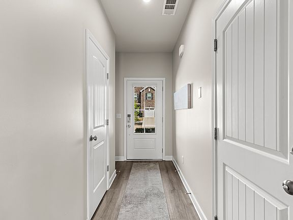 4th image of 553 Becks Pl