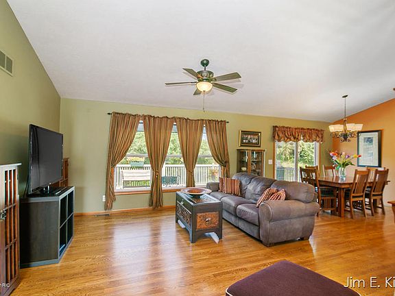 4th image of 1189 N Trail Ct NE