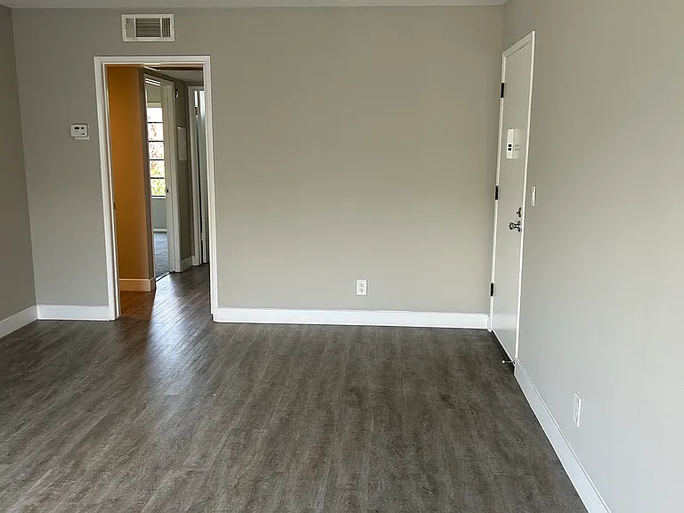 Burbank Apartments — Photo 6