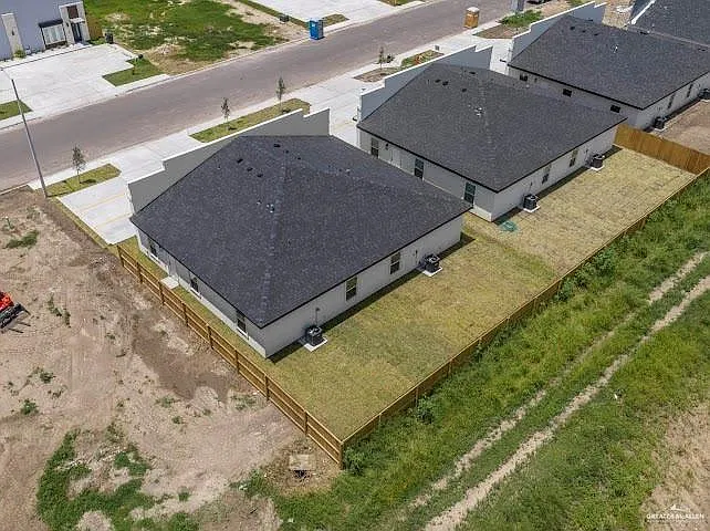 3 bed, 2.0 bath, 1090 sqft, $1,350 — Photo 3