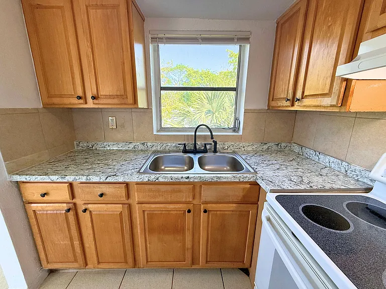 432 NW 42nd St #4 — Photo 6