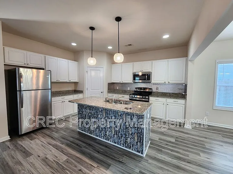 260 Hyrne Dr — Photo 8
