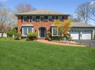 15 Timber Ridge Ct, Sayville, NY 11782