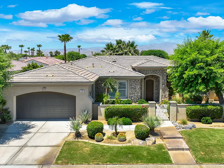 112 Tesori Dr — Photo 1