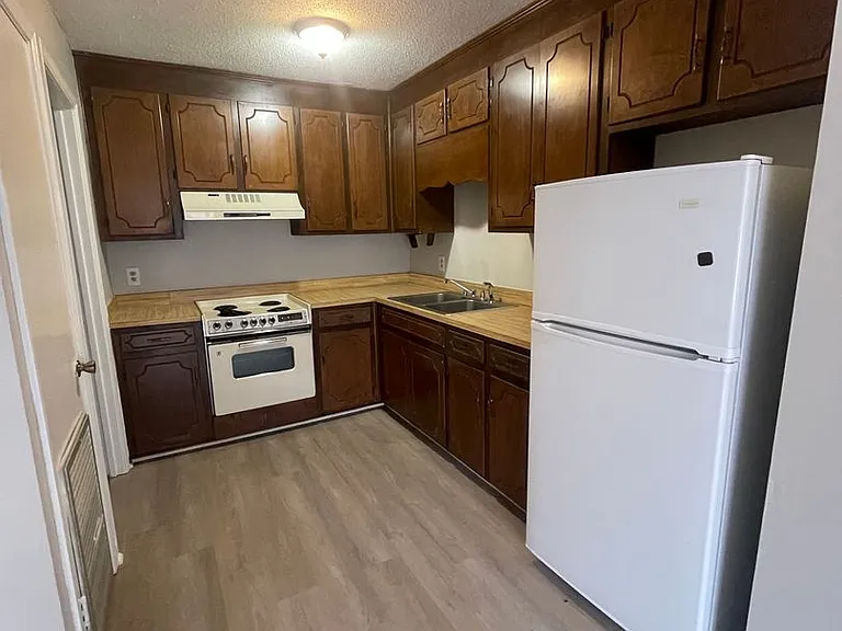 303 W College St — Photo 5