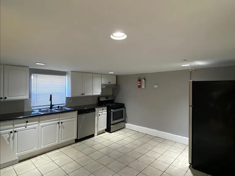 2028 Linden St — Photo 3
