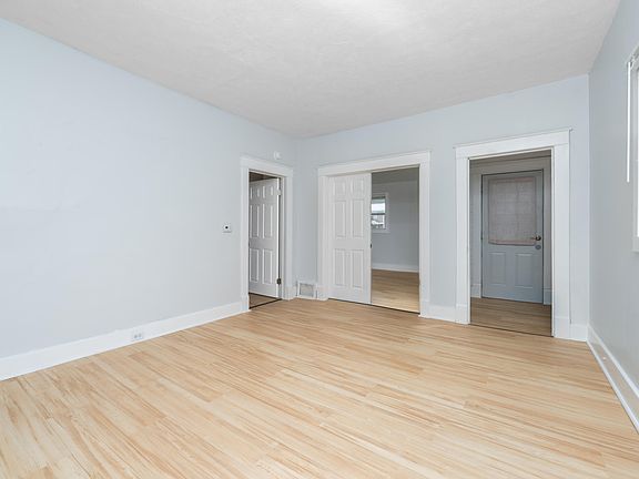 5th image of 711 E Grand St