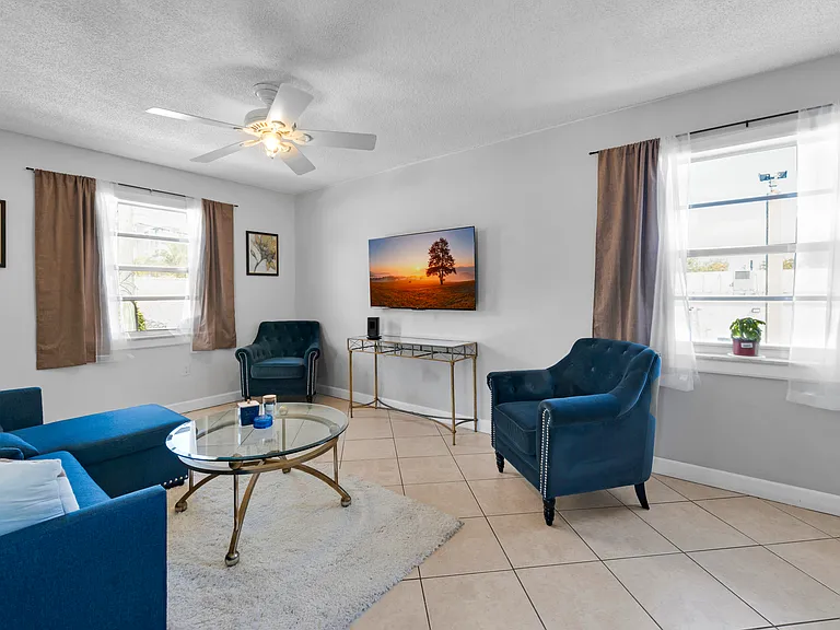 415 NE 2nd St #209 — Photo 9
