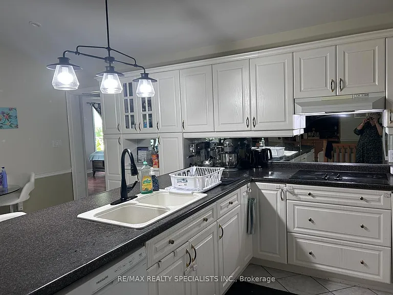 7594 Canterbury Cres — Photo 5