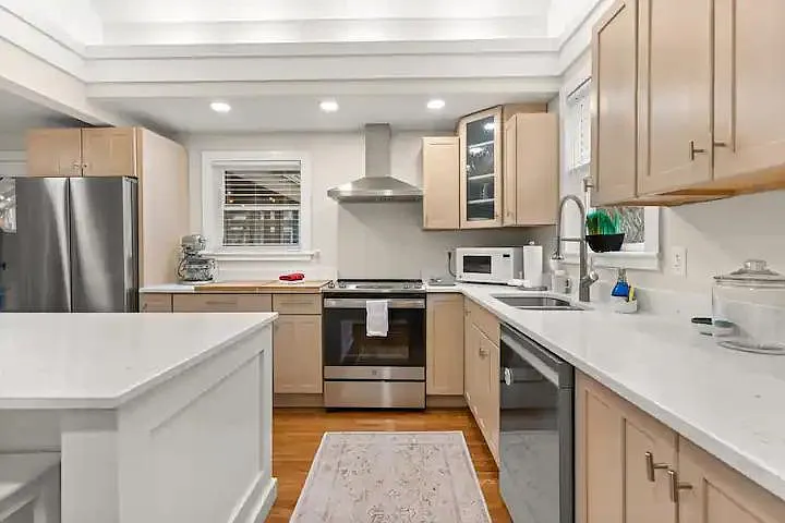 29 Versailles Ave — Photo 13