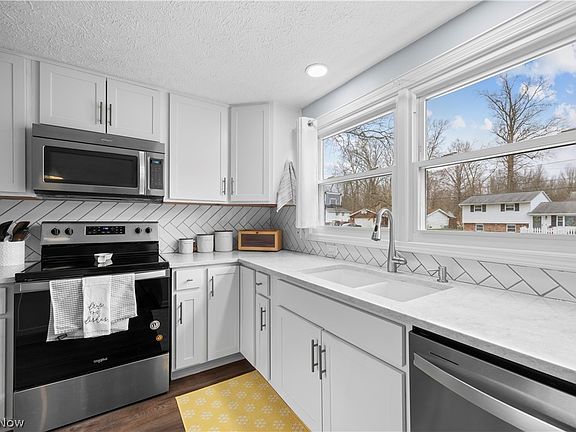 3rd image of 4874 Hollyview Dr