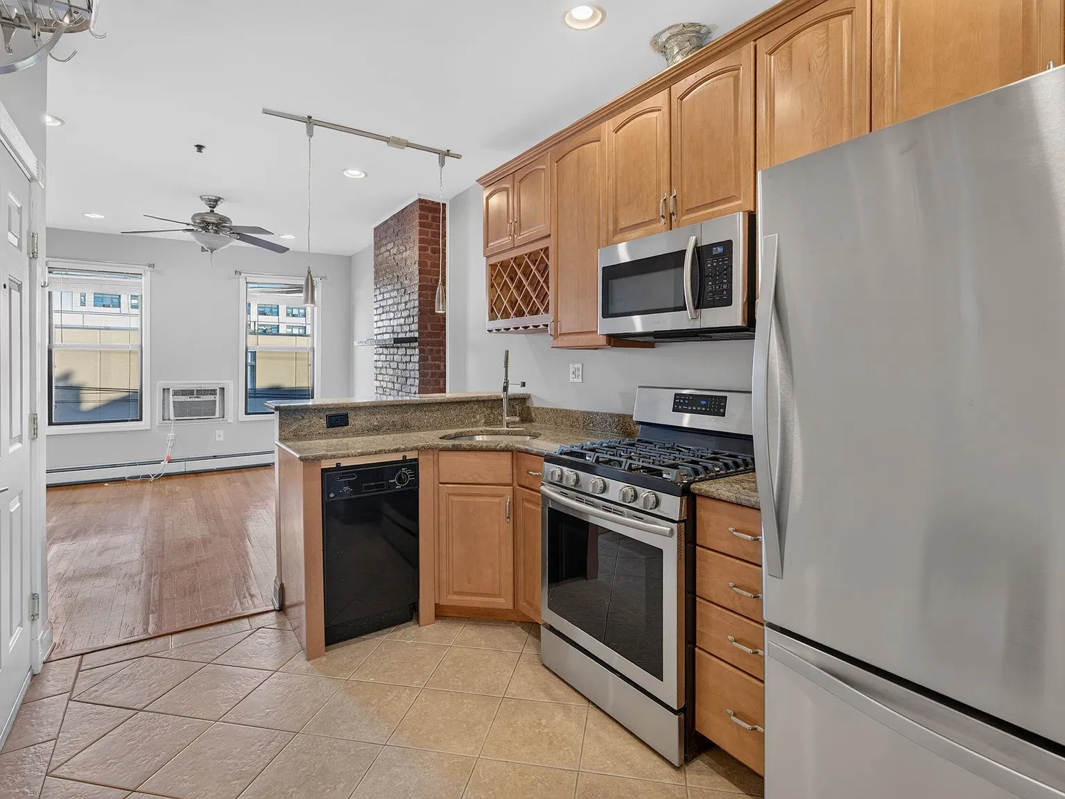 1 bed, 1.0 bath, 606 sqft, $3,000 — Photo 3
