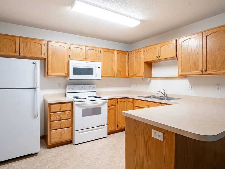 Fargo, ND Crown Court 2 Apartments | 21A | Kitchen