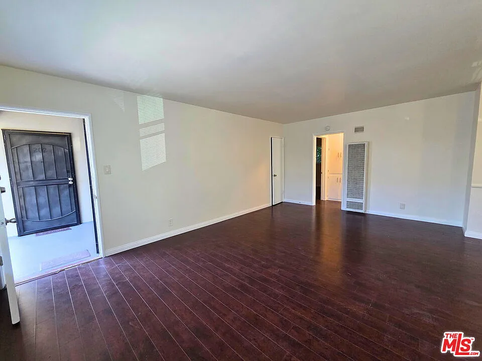2 bed, 1.0 bath, 1000 sqft, $2,750 — Photo 3