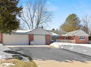 2795 S Seymour Pl, West Allis, WI 53227