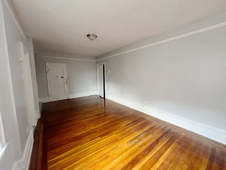 Sevilla Grande - Renovated Units at Journal Square Path — Photo 25