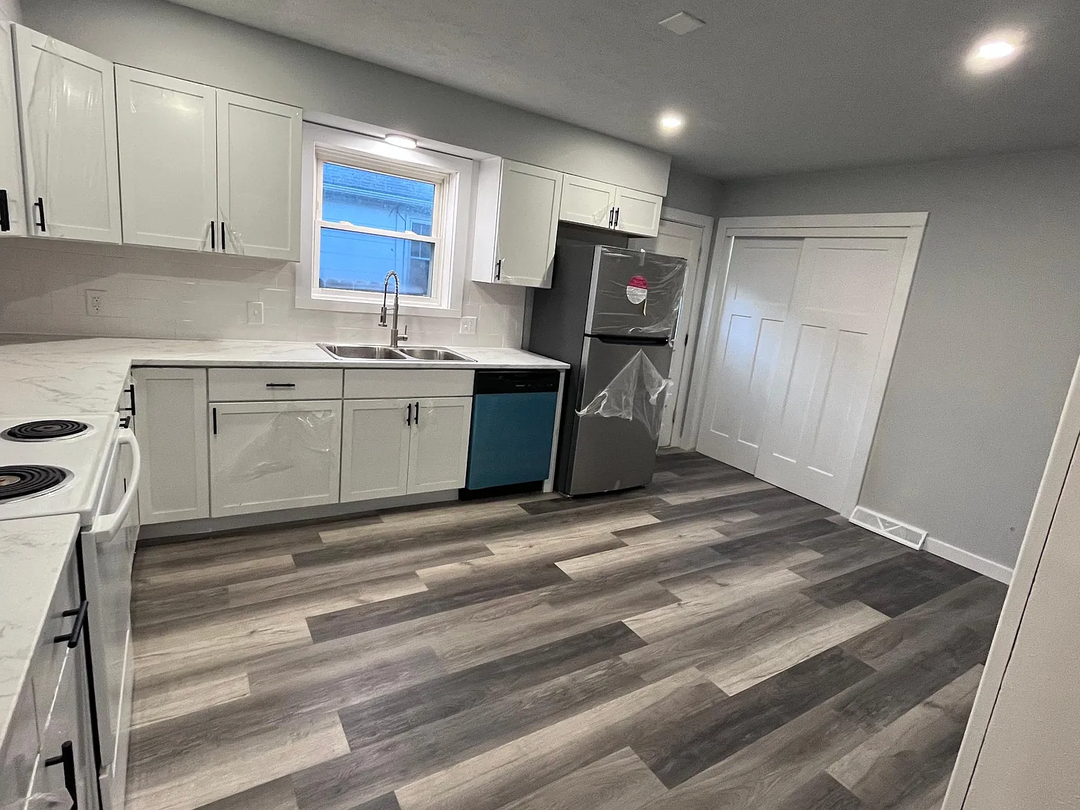 1713 E Commercial St — Photo 3