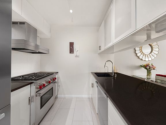 4th image of 201 W 72nd St APT 9D