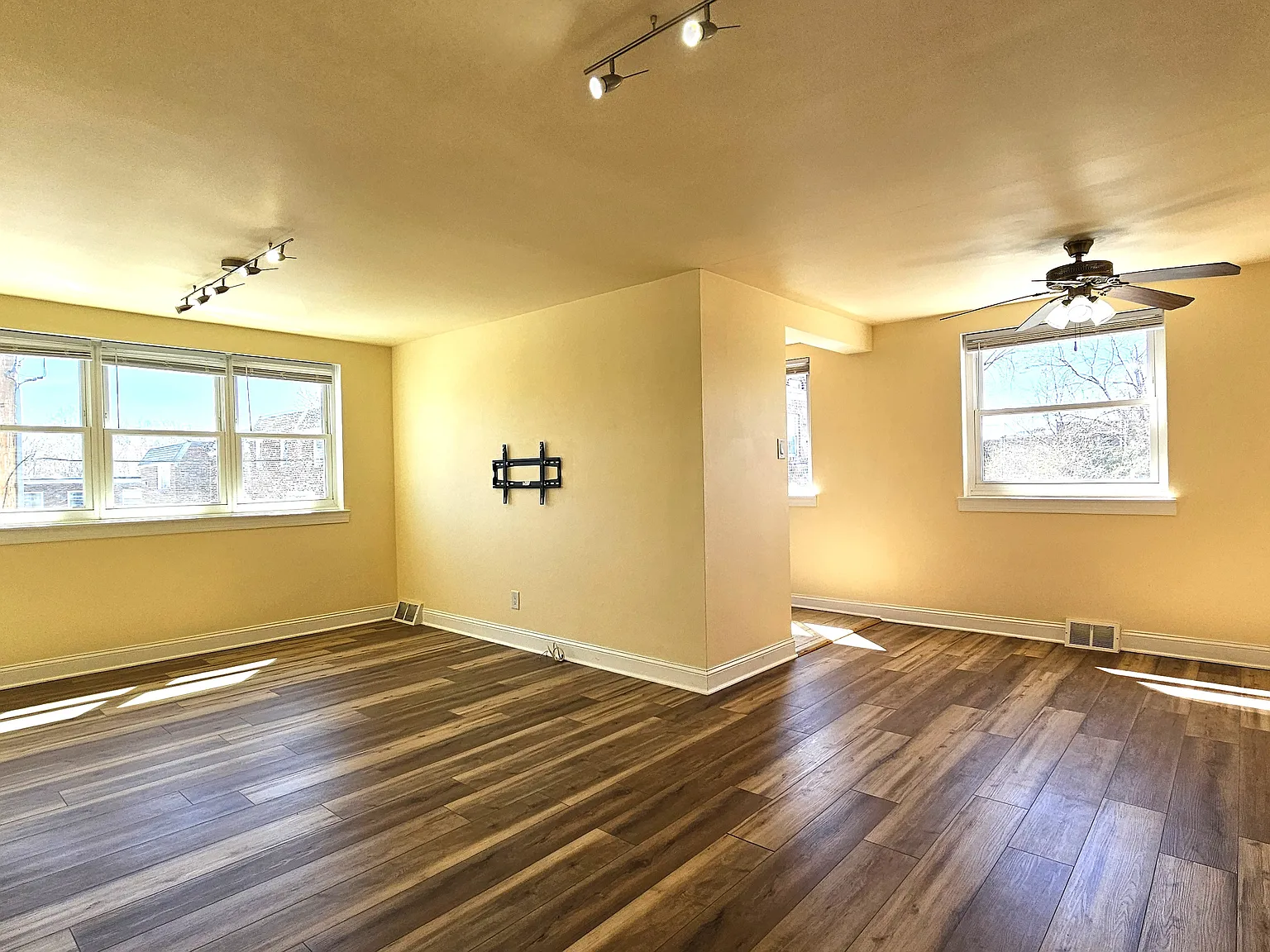 2 bed, 740 sqft, $1,900 — Photo 4