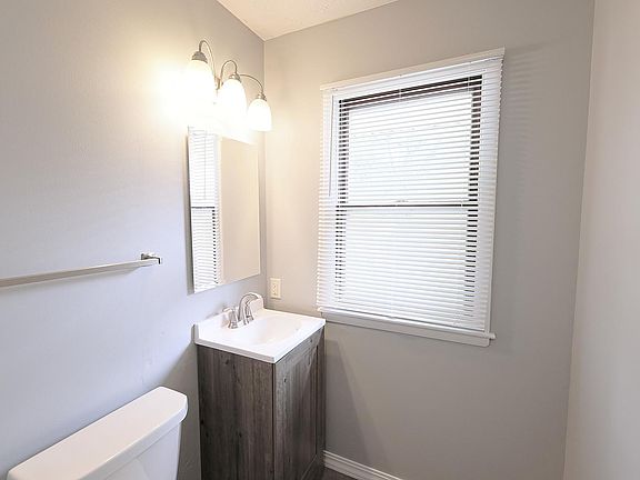 5th image of 1025 Kent St