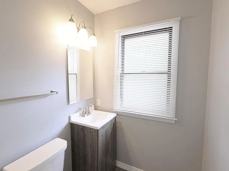 1025 Kent St — Photo 5