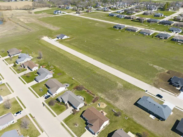 813 10th St SW, Dyersville, IA 52040