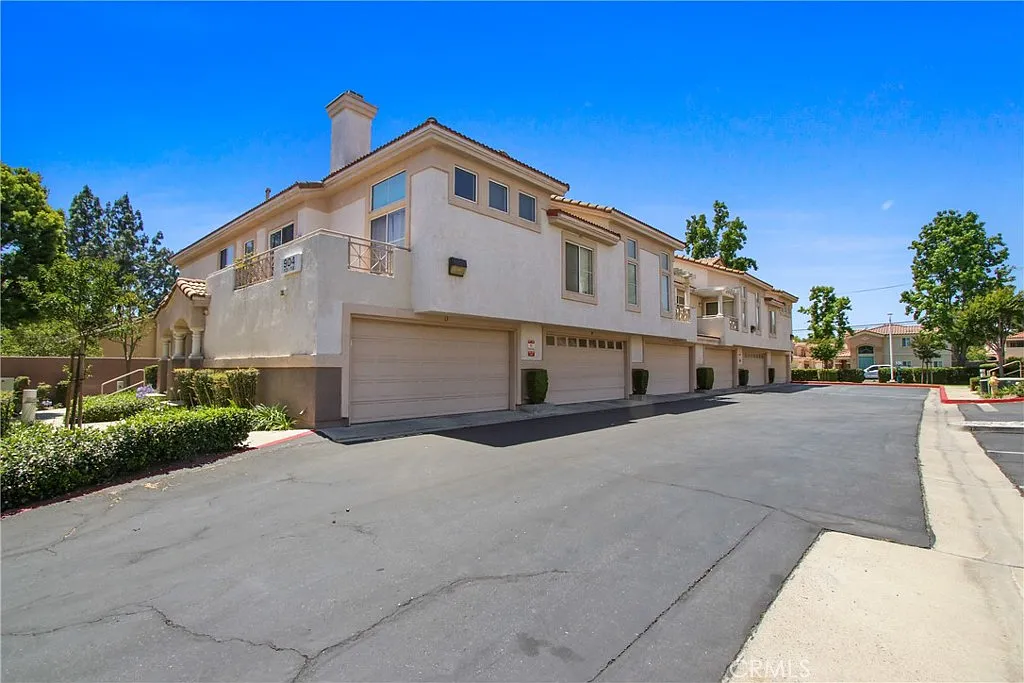 3 bed, 2.5 bath, 1721 sqft, $3,195 — Photo 2