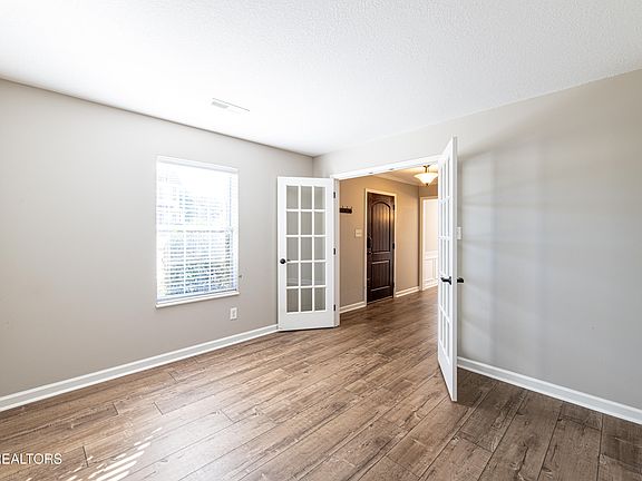 4th image of 710 Fox Landing Ln